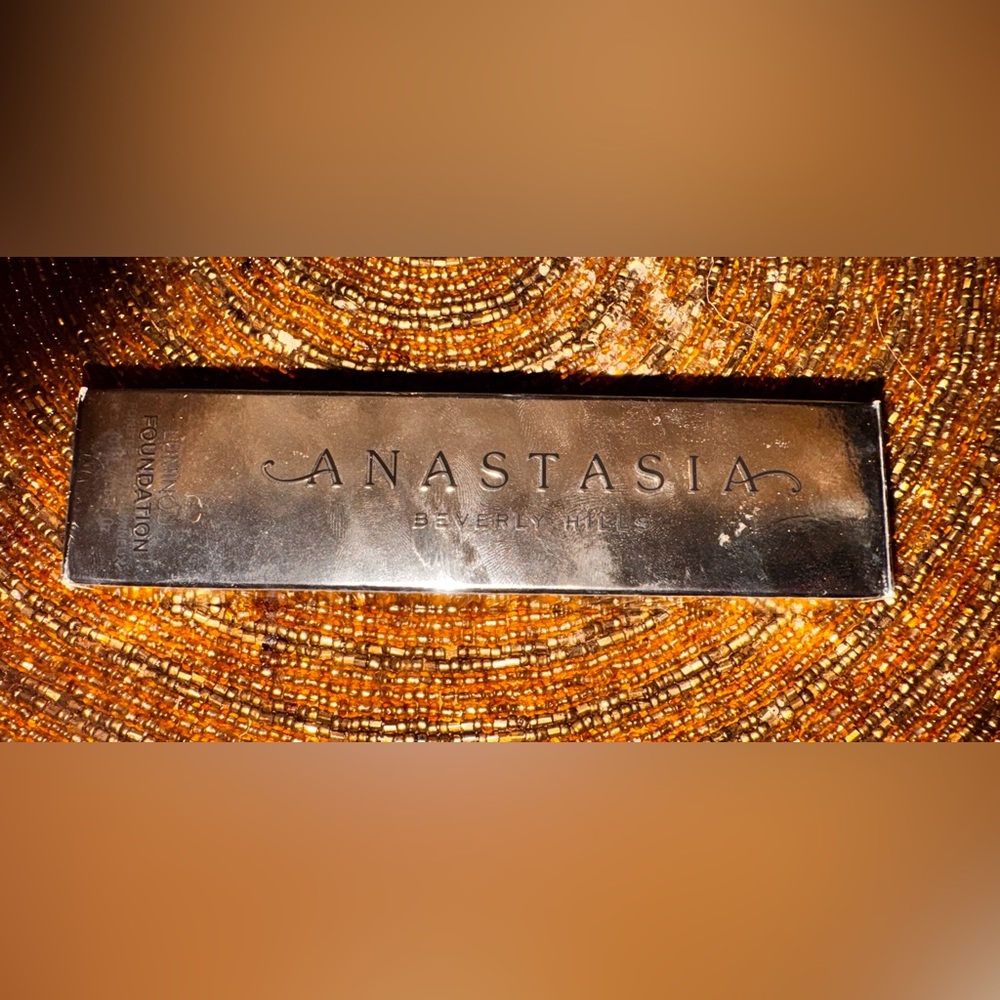 Anastasia Beverly Hills Luminous Foundation in Silver Packaging